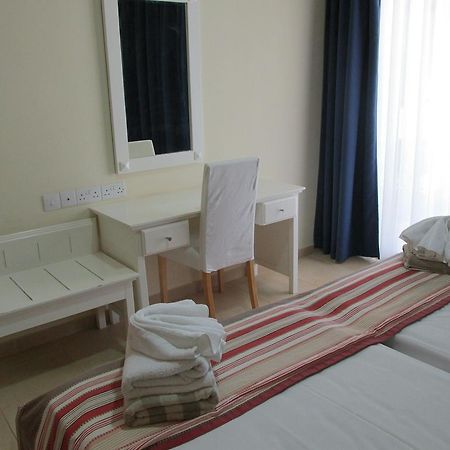 Royal Blue Hotel & Spa Geroskipou Bagian luar foto